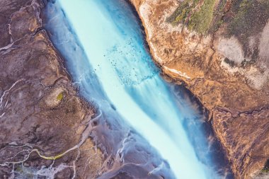 İzlanda 'nın dağlık kesimlerinde yaz mevsiminde buzuldan akan turkuaz göl nehrinin en güzel manzarası