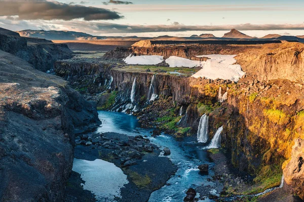 Bellissimo Tramonto Sul Sigoldugljufur Con Minuscola Cascata Che Scorre Nel — Foto Stock