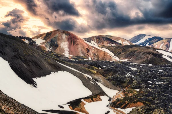 Majestosa Montanha Vulcânica Com Neve Coberta Trilha Blahnjukur Nas Terras — Fotografia de Stock