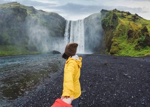 Ázsiai Sárga Dzsekiben Kéz Kézben Pár Előtt Skogafoss Vízesés Folyik — Stock Fotó