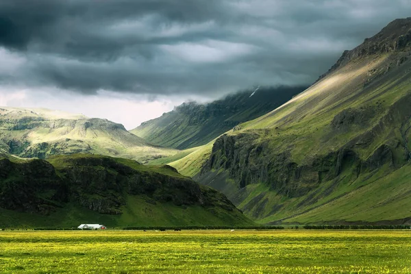 Scenic Dramatic Icelandic Mountain Sunlight Shining Storm Clouds House Field — Stock Photo, Image