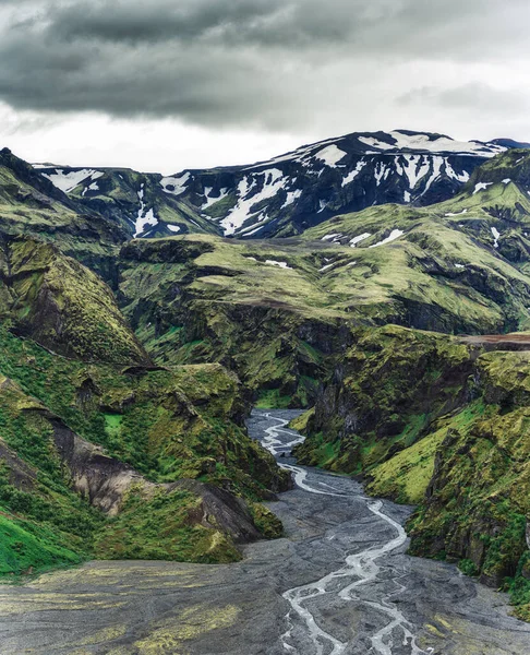 Majestuoso Cañón Montaña Verde Con Nieve Cubierta Río Las Tierras — Foto de Stock