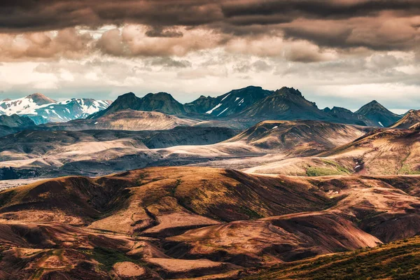 Capas Montañas Volcánicas Oscuras Dramáticas Desierto Las Tierras Altas Islandia —  Fotos de Stock