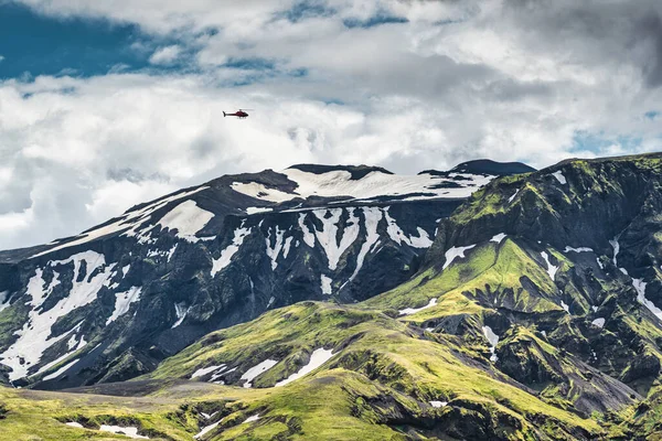 Majestueuze Groene Bergcanyon Met Besneeuwde Helikopter Die Boven Ijslandse Hooglanden — Stockfoto