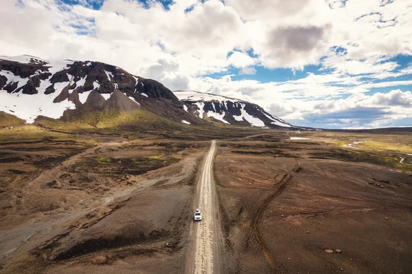 アイスランドのランドマンナローガルで夏にアイスランドの高地の火山地帯の人里離れた荒野の間の未舗装道路上の4 4車での道路旅行の空中ビュー — ストック写真