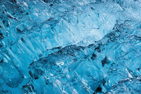 추상적 조각들을 닫습니다 빙하의 자연적 배경에 빙산의 균열을요 — 스톡 사진