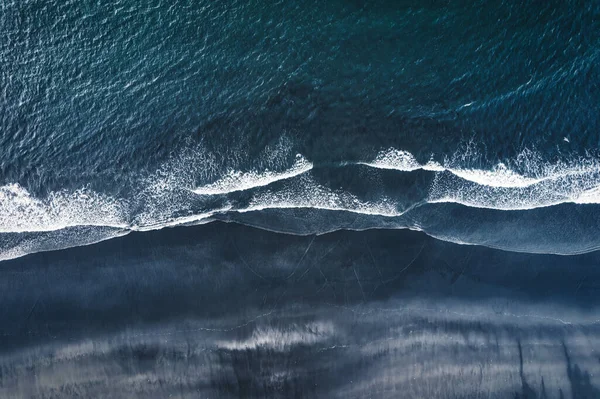 Luftaufnahme Einer Launischen Atlantikwelle Schwarzen Sandstrand Sommer Auf Island — Stockfoto