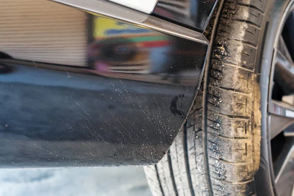 Tarmac Modder Vlekken Zwarte Plastic Bumper Auto Geparkeerd — Stockfoto