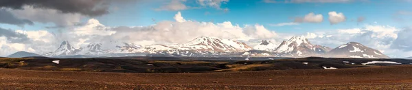 Panorama Landschap Van Vulkanische Bergketen Met Sneeuw Bedekt Afgelegen Wildernis — Stockfoto