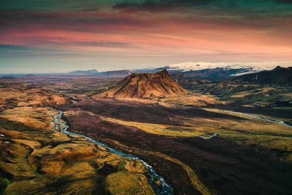 Вид Воздуха Вымерший Вулканический Кратер Среди Лавового Поля Реки Протекающей — стоковое фото
