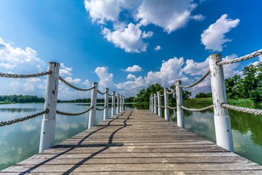 Güzel güneşli bir günde bir göldeki küçük iskele