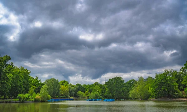 Vista Pequeno Lago Barco Com Uma Fileira Barcos Remos Estacionados — Fotografia de Stock