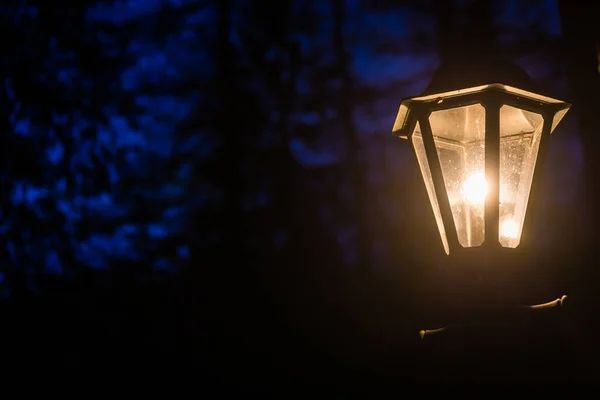 夜に地元の建物の外の壁に小さな金属ランプ — ストック写真