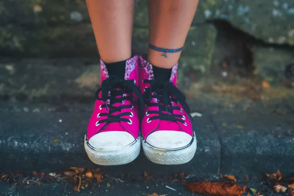 Primo Piano Una Ragazza Elegante Scarpe Ginnastica Rosa Piedi Una — Foto Stock