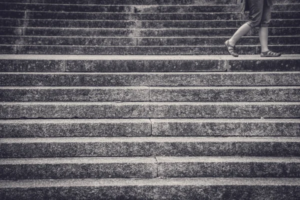Ноги Женщины Идущей Между Бетонными Лестницами Парке Кристал Пэлас Летом — стоковое фото