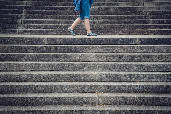 Jambes Une Femme Marchant Entre Des Escaliers Béton Dans Crystal — Photo