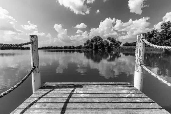 美丽的阳光普照的湖中一个小码头的灰蒙蒙的古风 — 图库照片