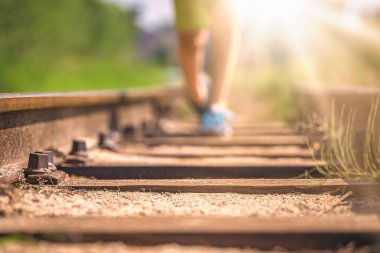 Eski demiryolunda duran genç bir çocuğun sığ odak noktası.