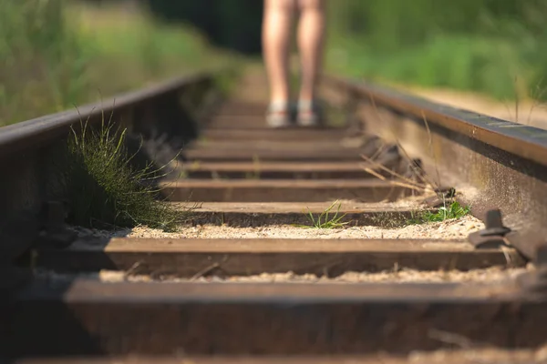 Primer Plano Una Persona Caminando Ferrocarril Día Soleado Nuevas Oportunidades —  Fotos de Stock