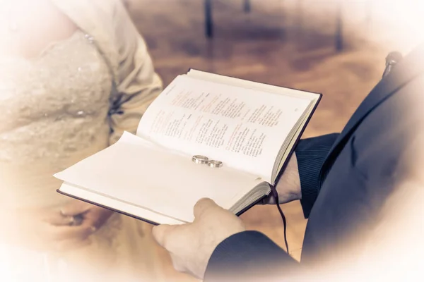 Anéis Casamento Uma Bíblia Apresentada Pelo Padre Aos Recém Casados — Fotografia de Stock