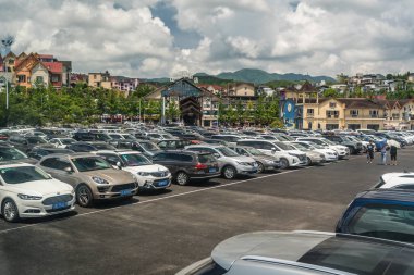Wulong, Çin - Ağustos 2019: Wulong Ulusal Parkı 'ndaki müzenin girişindeki büyük bir otoparka park edilmiş özel arabalar