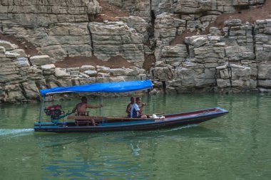 Yangtze Nehri, Çin - Ağustos 2019 Shennong Xi Irmağı 'ndaki küçük balıkçı teknesi, Hubei Eyaleti' nin güçlü Yangtze Nehri 'nin kıyıları.