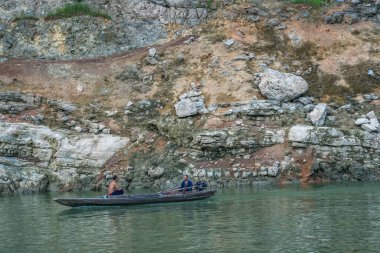 Yangtze Nehri, Çin - Ağustos 2019 Shennong Xi Irmağı 'ndaki küçük balıkçı teknesi, Hubei Eyaleti' nin güçlü Yangtze Nehri 'nin kıyıları.