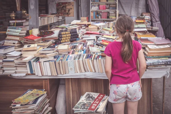 Chengdu China Julho 2019 Jovem Caucasiana Olhando Para Pilha Livros — Fotografia de Stock