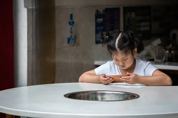 Zigong China July 2019 Young Little Chinese Girl Sitting Table — Stock Photo, Image