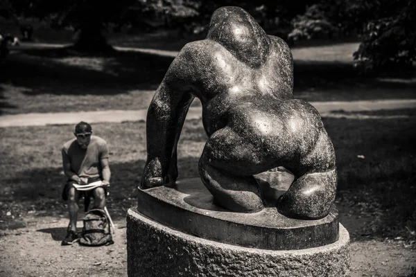 Londýn Velká Británie Červen 2020 Umělci Sedící Před Mramorovou Obrovskou — Stock fotografie