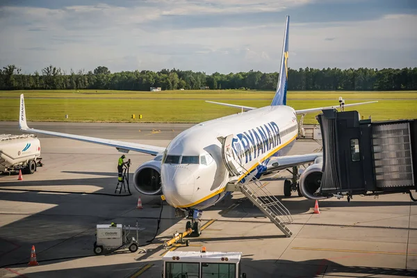Вроцлав Польща Серпень 2020 Літак Ryanair Чекає Пасажирів Аеропорту Вроцлава — стокове фото