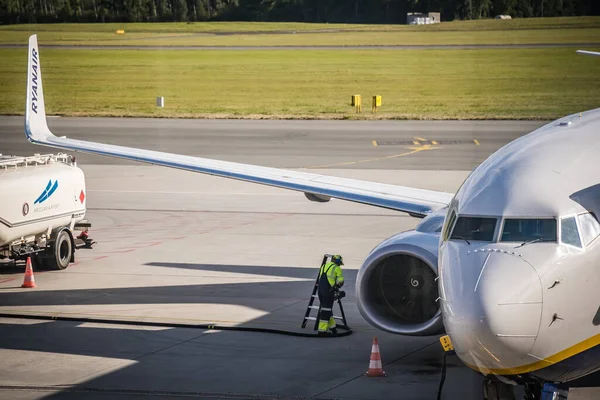 Wroclaw Poland August 2020 Technician Looking Engine Ryanair Plane Wroclaw — стокове фото