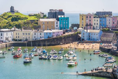 Tenby, Wales - Mayıs 2021: Pembrokeshire, Carmarthen Bay, Galler, İngiltere 'de Tenby adlı güzel küçük bir kasabada liman ve marina