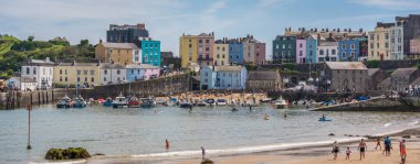 Tenby, Wales - Mayıs 2021: Pembrokeshire, Carmarthen Bay, İngiltere 'deki güzel küçük bir kasabadaki liman ve marinanın panoramik manzarası
