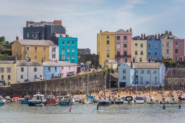 Tenby, Wales - Mayıs 2021: Pembrokeshire, Carmarthen Bay, Galler, İngiltere 'de Tenby adlı güzel küçük bir kasabada liman ve marina