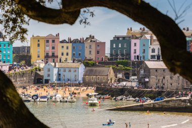 Tenby, Wales - Mayıs 2021: Pembrokeshire, Carmarthen Bay, Galler, İngiltere 'de Tenby adlı güzel küçük bir kasabada liman ve marina