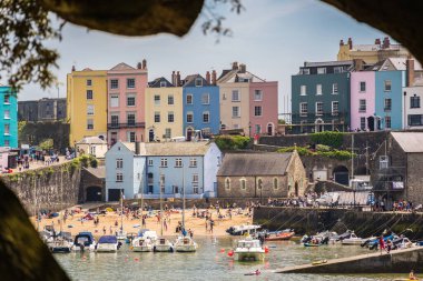 Tenby, Wales - Mayıs 2021: Pembrokeshire, Carmarthen Bay, Galler, İngiltere 'de Tenby adlı güzel küçük bir kasabada liman ve marina