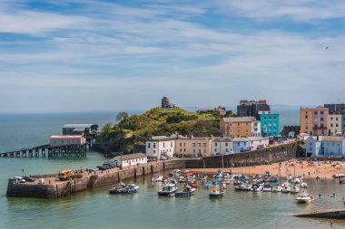 Tenby, Wales - Mayıs 2021: Pembrokeshire, Carmarthen Bay, Galler, İngiltere 'de Tenby adlı güzel küçük bir kasabada liman ve marina