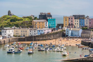 Tenby, Wales - Mayıs 2021: Pembrokeshire, Carmarthen Bay, Galler, İngiltere 'de Tenby adlı güzel küçük bir kasabada liman ve marina