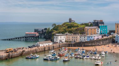 Tenby, Wales - Mayıs 2021: Pembrokeshire, Carmarthen Bay, Galler, İngiltere 'de Tenby adlı güzel küçük bir kasabada liman ve marina