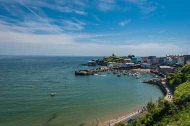 Tenby, Wales - Mayıs 2021: Pembrokeshire, Carmarthen Bay, İngiltere 'deki güzel küçük bir kasabadaki liman ve marinanın panoramik manzarası