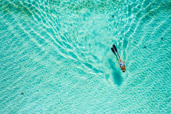Πάνω προς τα κάτω θέα ενός κοριτσιού που κολυμπάει σε μια λιμνοθάλασσα Φωτογραφία Αρχείου