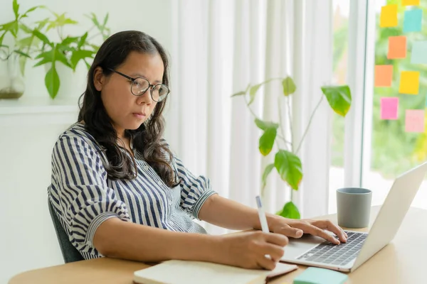 Asian Woman Noting Important Information Working Home Asian Business Women — Stock Photo, Image