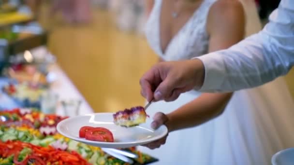 自助餐，食物在桌子上 — 图库视频影像