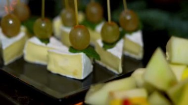 Açık büfe çok güzel. Tabaklar masanın üstünde.