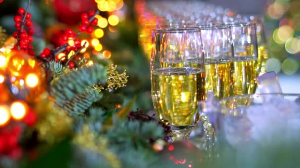 Nya året glasögon med champagne — Stockvideo