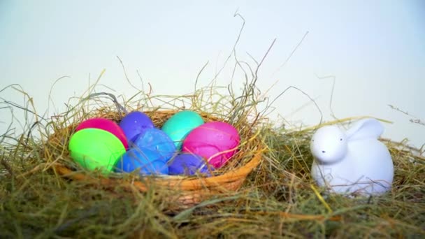 Semana Santa. huevos de Pascua en la caja verde — Vídeo de stock