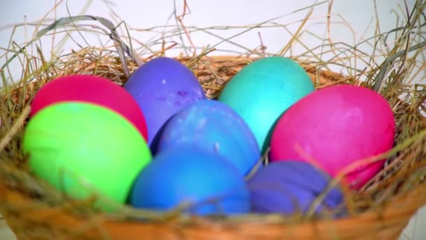 Semana Santa. huevos de Pascua en la caja verde — Vídeo de stock