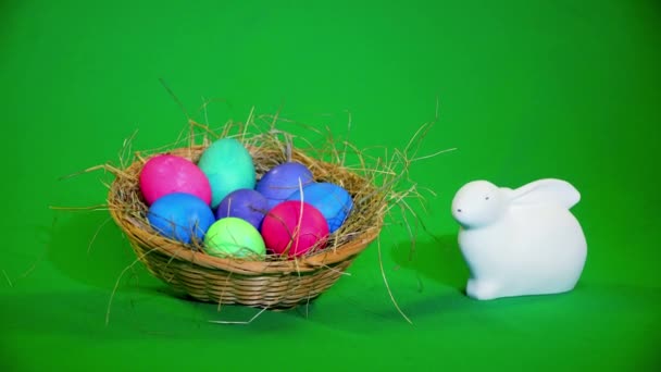 Semana Santa. huevos de Pascua en la caja verde — Vídeo de stock