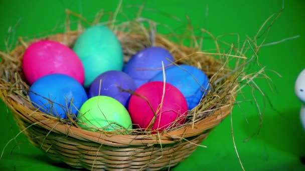 Semana Santa. huevos de Pascua en la caja verde — Vídeos de Stock